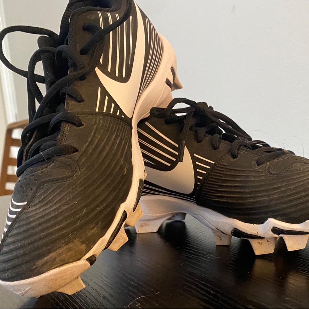 Nike softball cleats women’s size 7 only worn twice